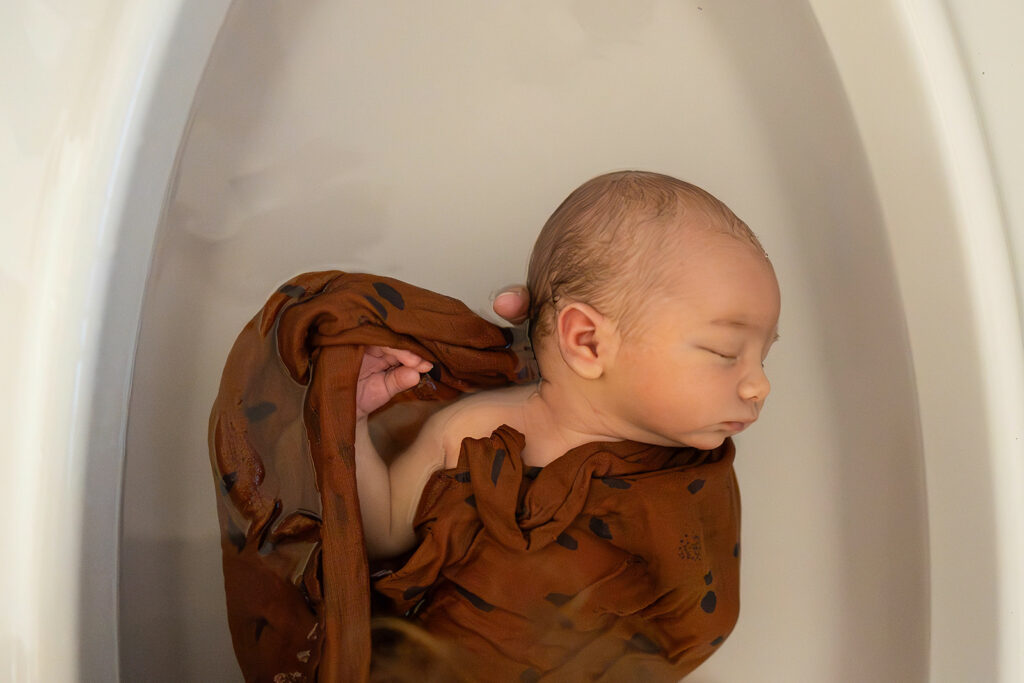Marie Piot - photographe famille - nouveau ne - bain de Sonia - bain enveloppe - thalassocraties bain - besancon