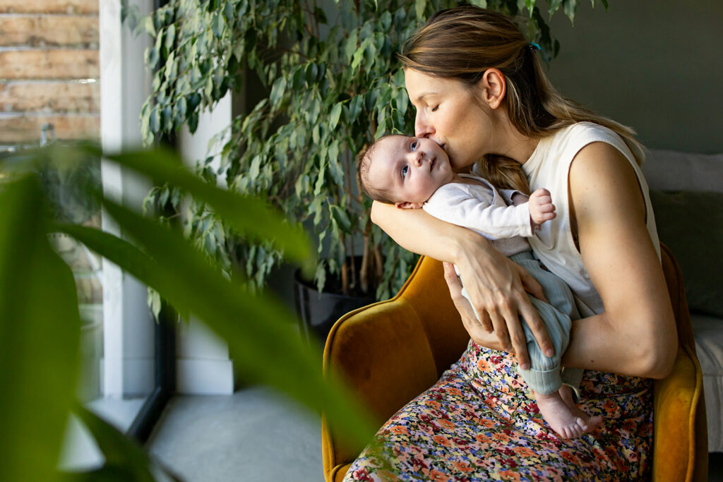 Séance photo famille complice en forêt dans le Doubs par la photographe Marie Piot.