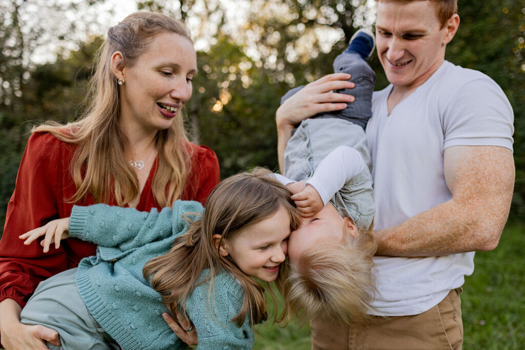 Séance photo famille complice en forêt dans le Doubs par la photographe Marie Piot.