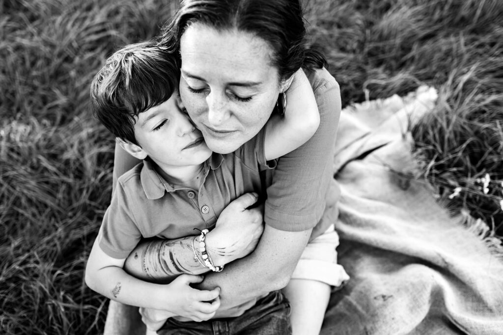 Séance photo famille complice en forêt dans le Doubs par la photographe Marie Piot.