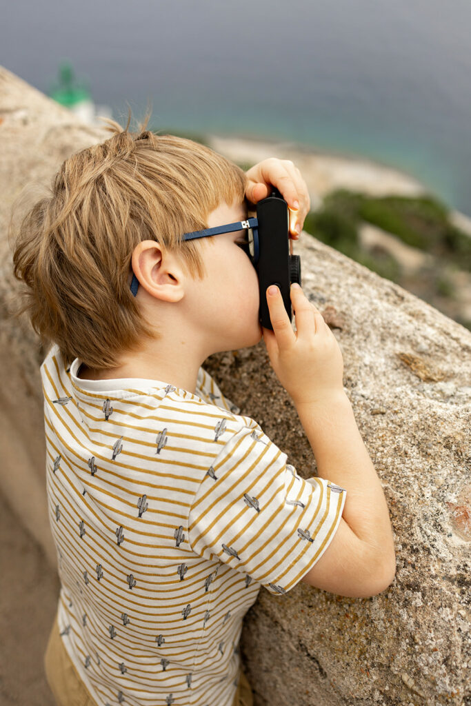 Séance photo famille complice en forêt dans le Doubs par la photographe Marie Piot.