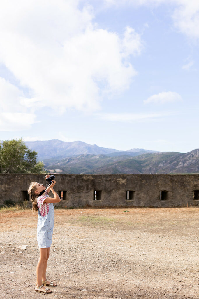 Séance photo famille complice en forêt dans le Doubs par la photographe Marie Piot.