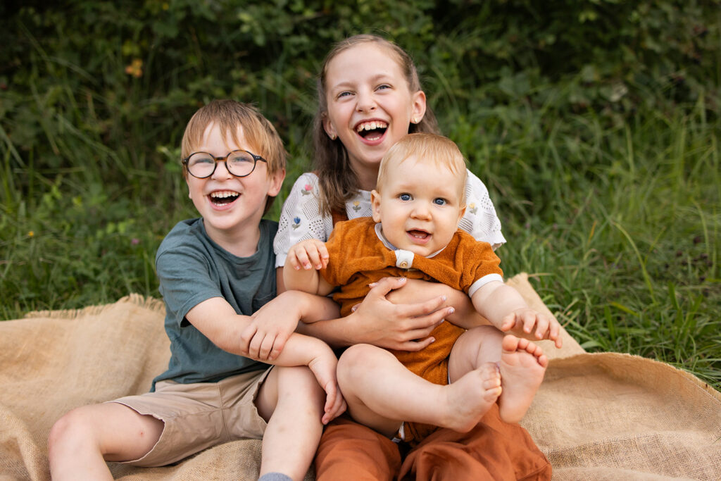 Séance photo famille complice en forêt dans le Doubs par la photographe Marie Piot.