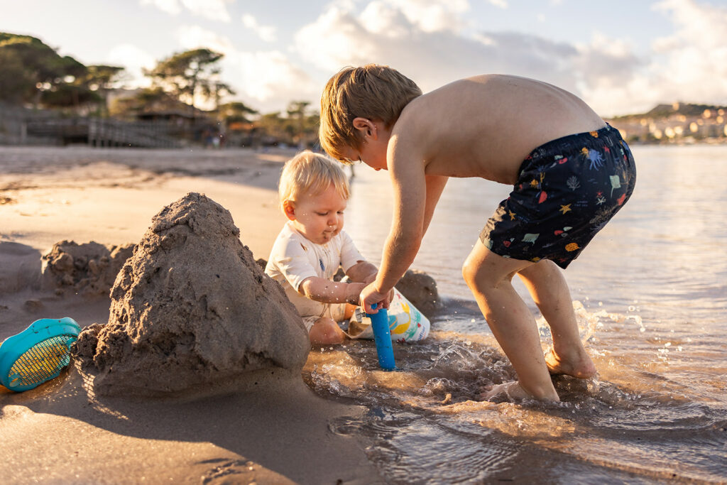 Séance photo famille complice en forêt dans le Doubs par la photographe Marie Piot.
