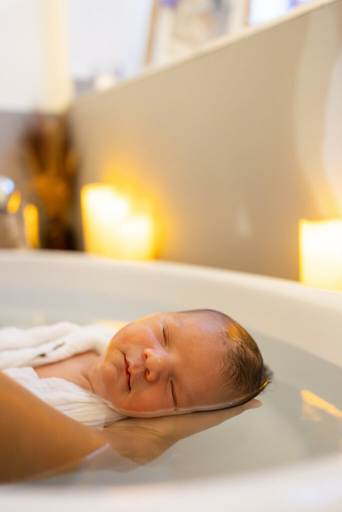 Séance photo famille thalasso bain bébé à Besancon par la photographe Marie Piot.