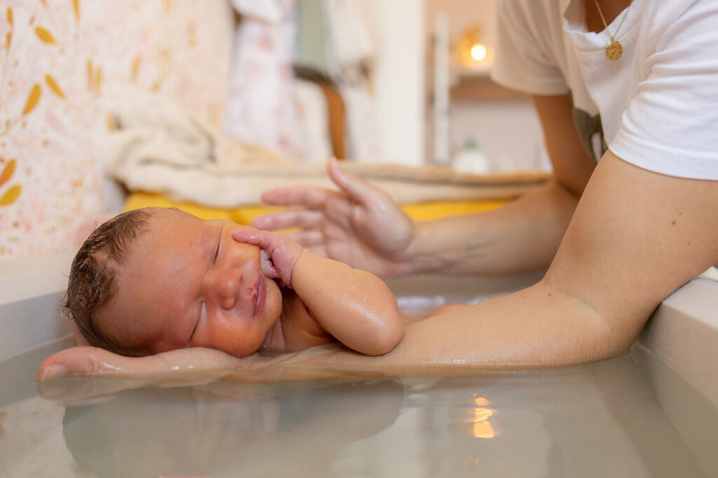 Séance photo famille thalasso bain bébé à Besancon par la photographe Marie Piot.